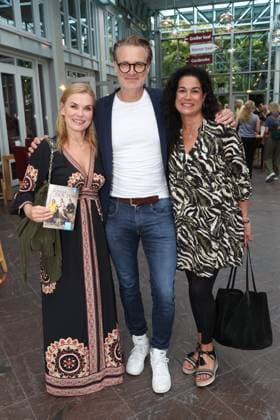 Andrea Lüdke, Ralf Stech und Caroline Kiesewetter bei der Premiere der Komödie Bis dass der Tod, Komödie Winterhuder Fährhaus Hamburg. In dem Theaterstück geht um einen tollpatschigen Auftragskiller, der von verschiedenen Angehörigen einer Familie beauftragt wird, den jeweils anderen umzubringen. Der einzige Grund: dem Erben oder der Erbin winkt ein Millionenvermögen, Hamburg 31.7.2026 *** Andrea Lüdke, Ralf Stech, and Caroline Kiesewetter at the premiere of the comedy *Bis dass der Tod*, Winterhuder Fährhaus Comedy Theater, Hamburg. The play is about a clumsy hitman who is hired by various members of a family to kill each other. The only reason is that the heir stands to inherit a fortune worth millions. Hamburg, July 31, 2026