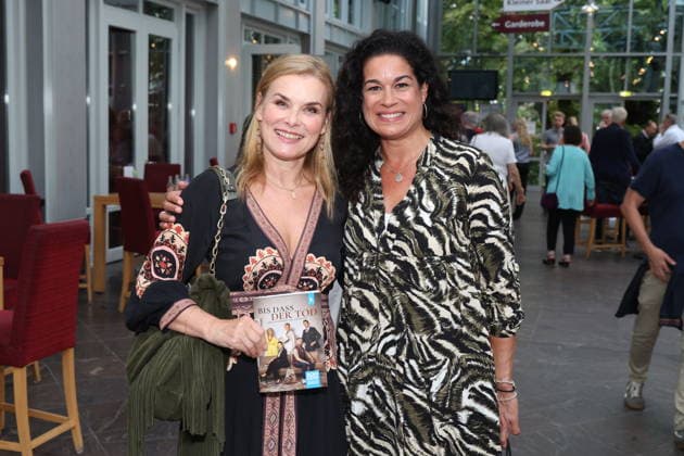 Andrea Lüdke und Caroline Kiesewetter bei der Premiere der Komödie Bis dass der Tod, Komödie Winterhuder Fährhaus Hamburg. In dem Theaterstück geht um einen tollpatschigen Auftragskiller, der von verschiedenen Angehörigen einer Familie beauftragt wird, den jeweils anderen umzubringen. Der einzige Grund: dem Erben oder der Erbin winkt ein Millionenvermögen, Hamburg 31.7.2026 *** Andrea Lüdke and Caroline Kiesewetter at the premiere of the comedy *Bis dass der Tod*, Winterhuder Fährhaus Comedy Theater, Hamburg. The play is about a clumsy hitman who is hired by various members of a family to kill each other. The only reason is that the heir stands to inherit a fortune worth millions. Hamburg, July 31, 2026