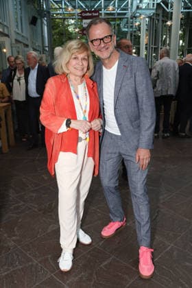 Mary Roos mit Theaterleiter Dieter Powitz bei der Premiere der Komödie Bis dass der Tod, Komödie Winterhuder Fährhaus Hamburg. In dem Theaterstück geht um einen tollpatschigen Auftragskiller, der von verschiedenen Angehörigen einer Familie beauftragt wird, den jeweils anderen umzubringen. Der einzige Grund: dem Erben oder der Erbin winkt ein Millionenvermögen, Hamburg 31.7.2026 *** Mary Roos with theater director Dieter Powitz at the premiere of the comedy *Bis dass der Tod*, Comedy at the Winterhuder Fährhaus in Hamburg. The play is about a clumsy hitman who is hired by various members of a family to kill each other. The only reason: the heir stands to inherit a fortune worth millions. Hamburg, July 31, 2026
