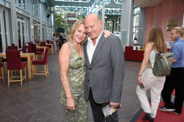 Anne Moll und Ulrich Gebauer bei der Premiere der Komödie Bis dass der Tod, Komödie Winterhuder Fährhaus Hamburg. In dem Theaterstück geht um einen tollpatschigen Auftragskiller, der von verschiedenen Angehörigen einer Familie beauftragt wird, den jeweils anderen umzubringen. Der einzige Grund: dem Erben oder der Erbin winkt ein Millionenvermögen, Hamburg 31.7.2026 *** Anne Moll and Ulrich Gebauer at the premiere of the comedy *Bis dass der Tod*, Winterhuder Fährhaus Comedy Theater, Hamburg. The play is about a clumsy hitman who is hired by various members of a family to kill each other. The only reason: the heir stands to inherit a fortune worth millions. Hamburg, July 31, 2026