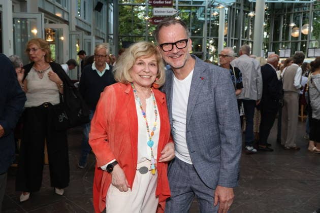 Mary Roos mit Theaterleiter Dieter Powitz bei der Premiere der Komödie Bis dass der Tod, Komödie Winterhuder Fährhaus Hamburg. In dem Theaterstück geht um einen tollpatschigen Auftragskiller, der von verschiedenen Angehörigen einer Familie beauftragt wird, den jeweils anderen umzubringen. Der einzige Grund: dem Erben oder der Erbin winkt ein Millionenvermögen, Hamburg 31.7.2026 *** Mary Roos with theater director Dieter Powitz at the premiere of the comedy *Until Death Do Us Part*, Comedy at the Winterhuder Fährhaus in Hamburg. The play is about a clumsy hitman who is hired by various members of a family to kill each other. The only reason: the heir stands to inherit a fortune worth millions. Hamburg, July 31, 2026