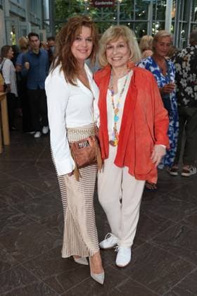 Carolin Fortenbacher und Mary Roos bei der Premiere der Komödie Bis dass der Tod, Komödie Winterhuder Fährhaus Hamburg. In dem Theaterstück geht um einen tollpatschigen Auftragskiller, der von verschiedenen Angehörigen einer Familie beauftragt wird, den jeweils anderen umzubringen. Der einzige Grund: dem Erben oder der Erbin winkt ein Millionenvermögen, Hamburg 31.7.2026 *** Carolin Fortenbacher and Mary Roos at the premiere of the comedy *Bis dass der Tod*, Winterhuder Fährhaus Comedy Theater, Hamburg. The play is about a clumsy hitman who is hired by various members of a family to kill each other. The only reason: the heir stands to inherit a fortune worth millions. Hamburg, July 31, 2026