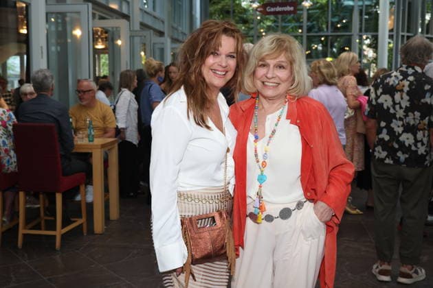 Carolin Fortenbacher und Mary Roos bei der Premiere der Komödie Bis dass der Tod, Komödie Winterhuder Fährhaus Hamburg. In dem Theaterstück geht um einen tollpatschigen Auftragskiller, der von verschiedenen Angehörigen einer Familie beauftragt wird, den jeweils anderen umzubringen. Der einzige Grund: dem Erben oder der Erbin winkt ein Millionenvermögen, Hamburg 31.7.2026 *** Carolin Fortenbacher and Mary Roos at the premiere of the comedy *Bis dass der Tod*, Winterhuder Fährhaus Comedy Theater, Hamburg. The play is about a clumsy hitman who is hired by various members of a family to kill each other. The only reason: the heir stands to inherit a fortune worth millions. Hamburg, July 31, 2026
