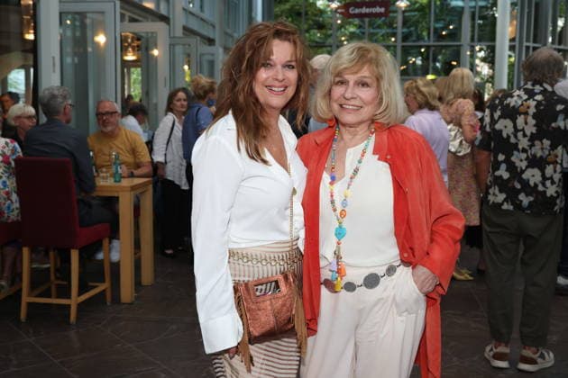 Carolin Fortenbacher und Mary Roos bei der Premiere der Komödie Bis dass der Tod, Komödie Winterhuder Fährhaus Hamburg. In dem Theaterstück geht um einen tollpatschigen Auftragskiller, der von verschiedenen Angehörigen einer Familie beauftragt wird, den jeweils anderen umzubringen. Der einzige Grund: dem Erben oder der Erbin winkt ein Millionenvermögen, Hamburg 31.7.2026 *** Carolin Fortenbacher and Mary Roos at the premiere of the comedy *Bis dass der Tod*, Winterhuder Fährhaus Comedy Theater, Hamburg. The play is about a clumsy hitman who is hired by various members of a family to kill each other. The only reason: the heir stands to inherit a fortune worth millions. Hamburg, July 31, 2026