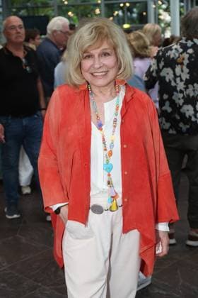 Mary Roos bei der Premiere der Komödie Bis dass der Tod, Komödie Winterhuder Fährhaus Hamburg. In dem Theaterstück geht um einen tollpatschigen Auftragskiller, der von verschiedenen Angehörigen einer Familie beauftragt wird, den jeweils anderen umzubringen. Der einzige Grund: dem Erben oder der Erbin winkt ein Millionenvermögen, Hamburg 31.7.2026 *** Mary Roos at the premiere of the comedy *Until Death Do Us Part*, Comedy at the Winterhuder Fährhaus in Hamburg. The play is about a clumsy hitman who is hired by various members of a family to kill each other. The only reason is that the heir stands to inherit a fortune worth millions. Hamburg, July 31, 2026