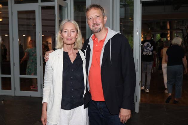 Katja Weitzenböck mit Hergen Wöbken bei der Premiere der Komödie Bis dass der Tod, Komödie Winterhuder Fährhaus Hamburg. In dem Theaterstück geht um einen tollpatschigen Auftragskiller, der von verschiedenen Angehörigen einer Familie beauftragt wird, den jeweils anderen umzubringen. Der einzige Grund: dem Erben oder der Erbin winkt ein Millionenvermögen, Hamburg 31.7.2026 *** Katja Weitzenböck with Hergen Wöbken at the premiere of the comedy *Bis dass der Tod*, Winterhuder Fährhaus Comedy Theater, Hamburg. The play is about a clumsy hitman who is hired by various members of a family to kill each other. The only reason is that the heir stands to inherit a fortune worth millions. Hamburg, July 31, 2026