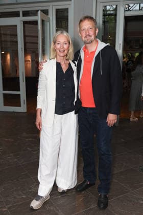 Katja Weitzenböck mit Hergen Wöbken bei der Premiere der Komödie Bis dass der Tod, Komödie Winterhuder Fährhaus Hamburg. In dem Theaterstück geht um einen tollpatschigen Auftragskiller, der von verschiedenen Angehörigen einer Familie beauftragt wird, den jeweils anderen umzubringen. Der einzige Grund: dem Erben oder der Erbin winkt ein Millionenvermögen, Hamburg 31.7.2026 *** Katja Weitzenböck with Hergen Wöbken at the premiere of the comedy *Bis dass der Tod*, Winterhuder Fährhaus Comedy Theater, Hamburg. The play is about a clumsy hitman who is hired by various members of a family to kill each other. The only reason is that the heir stands to inherit a fortune worth millions. Hamburg, July 31, 2026
