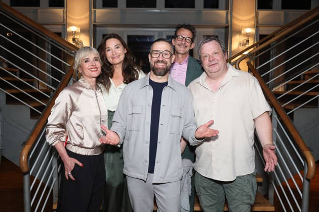 Katharina Abt, Jacqueline Macaulay, Bürger Lars Dietrich, Hans-Werner Meyer und Ulrich Bähnk bei der Premierenfeier der Komödie Bis dass der Tod, Komödie Winterhuder Fährhaus Hamburg. In dem Theaterstück geht um einen tollpatschigen Auftragskiller, der von verschiedenen Angehörigen einer Familie beauftragt wird, den jeweils anderen umzubringen. Der einzige Grund: dem Erben oder der Erbin winkt ein Millionenvermögen, Hamburg 31.7.2026 *** Katharina Abt, Jacqueline Macaulay, Bürger Lars Dietrich, Hans Werner Meyer, and Ulrich Bähnk at the premiere celebration for the comedy *Bis dass der Tod*, Winterhuder Fährhaus Comedy Theater, Hamburg. The play is about a clumsy hitman who is hired by various members of a family to kill each other. The o