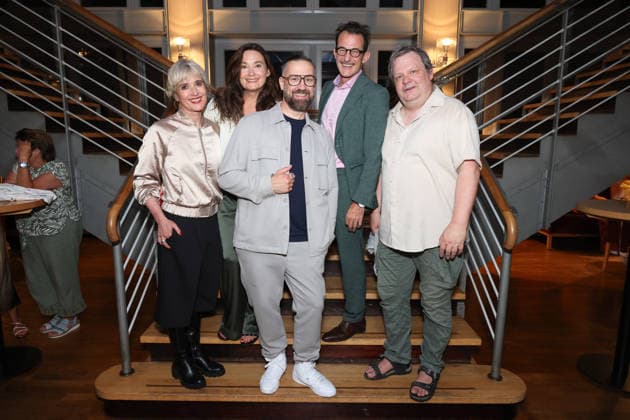 Katharina Abt, Jacqueline Macaulay, Bürger Lars Dietrich, Hans-Werner Meyer und Ulrich Bähnk bei der Premierenfeier der Komödie Bis dass der Tod, Komödie Winterhuder Fährhaus Hamburg. In dem Theaterstück geht um einen tollpatschigen Auftragskiller, der von verschiedenen Angehörigen einer Familie beauftragt wird, den jeweils anderen umzubringen. Der einzige Grund: dem Erben oder der Erbin winkt ein Millionenvermögen, Hamburg 31.7.2026 *** Katharina Abt, Jacqueline Macaulay, Bürger Lars Dietrich, Hans Werner Meyer, and Ulrich Bähnk at the premiere celebration for the comedy *Bis dass der Tod*, Winterhuder Fährhaus Comedy Theater, Hamburg. The play is about a clumsy hitman who is hired by various members of a family to kill each other. The o