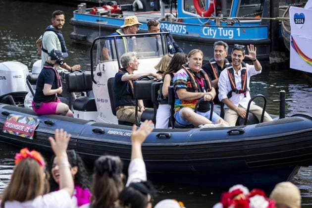AMSTERDAM - Prime Minister Rob Jetten on a boat during the Canal Parade. The boat parade is traditionally part of the Pride celebrations in the capital. REMKO DE WAAL ANP netherlands out - belgium out  Copyright: xx x564680484x originalFilename: 564680484.jpg