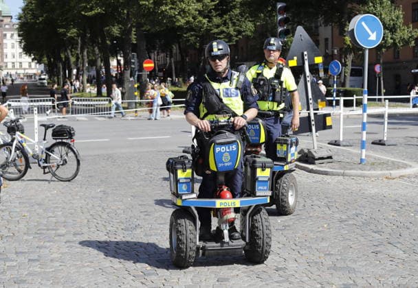 STOCKHOLM, SVERIGE 20260801 Poliser pa Segways inför prideparaden som gar fran Norr Mälarstrand till Slussen under arets Stockholm Pride STOCKHOLM SVERIGE x11700x *** STOCKHOLM, SWEDEN 20260801 Police officers on Segways ahead of the Pride parade, which runs from Norr Mälarstrand to Slussen during this year s Stockholm Pride STOCKHOLM SWEDEN x11700x  Copyright: xMagnusxGrimstedt TTx STOCKHOLM PRIDE TH8MW38DtNE