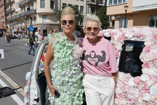 STOCKHOLM, SVERIGE 20260801 Efva Attling och Eva Dahlgren laddar inför prideparaden som gar fran Norr Mälarstrand till Slussen under arets Stockholm Pride STOCKHOLM SVERIGE x11700x *** STOCKHOLM, SWEDEN 20260801 Efva Attling and Eva Dahlgren are getting ready for the Pride parade, which runs from Norr Mälarstrand to Slussen during this year’s Stockholm Pride STOCKHOLM SWEDEN x11700x  Copyright: xMagnusxGrimstedt TTx STOCKHOLM PRIDE m4lIghqwBhE
