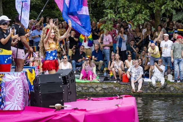 AMSTERDAM - Spectators along the banks during the Canal Parade. The boat parade is traditionally part of the Pride celebrations in the capital. REMKO DE WAAL ANP netherlands out - belgium out  Copyright: xx x564681190x originalFilename: 564681190.jpg