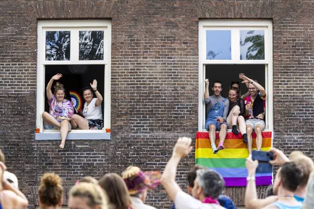 AMSTERDAM - Crowds in the windows of a building during the Canal Parade. The boat parade is traditionally part of the Pride celebrations in the capital. RAMON VAN FLYMEN ANP netherlands out - belgium out  Copyright: xx x564681849x originalFilename: 564681849.jpg