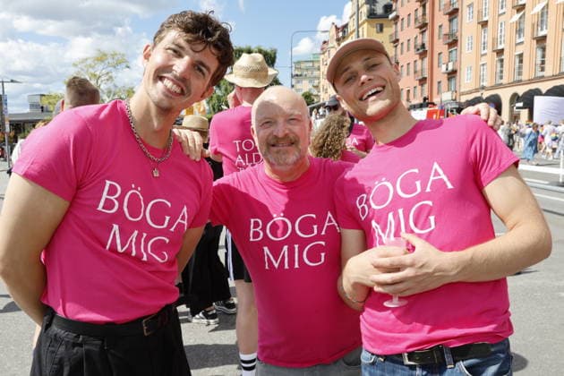 STOCKHOLM, SVERIGE 20260801 Martin Stokke, Jonas Gardell och Valdemar Wahlbeck laddar inför prideparaden som gar fran Norr Mälarstrand till Slussen under arets Stockholm Pride STOCKHOLM SVERIGE x11700x *** STOCKHOLM, SWEDEN 20260801 Martin Stokke, Jonas Gardell, and Valdemar Wahlbeck are getting ready for the Pride parade, which runs from Norr Mälarstrand to Slussen during this year’s Stockholm Pride STOCKHOLM SWEDEN x11700x  Copyright: xMagnusxGrimstedt TTx STOCKHOLM PRIDE ZbNAAOLslQk