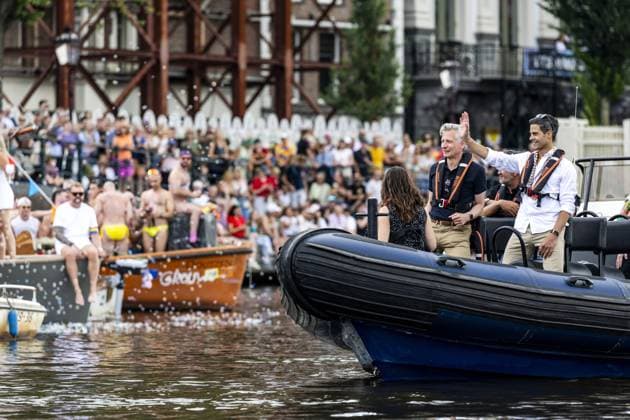 AMSTERDAM - Prime Minister Rob Jetten waves to visitors during the Canal Parade. The boat parade is traditionally part of the Pride celebrations in the capital. SEM VAN DER WAL ANP netherlands out - belgium out  Copyright: xx x564682817x originalFilename: 564682817.jpg