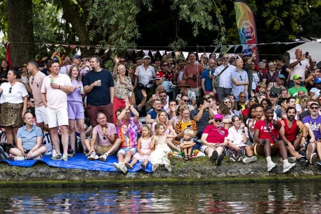 AMSTERDAM - Spectators along the banks during the Canal Parade. The boat parade is traditionally part of the Pride celebrations in the capital. SEM VAN DER WAL ANP netherlands out - belgium out  Copyright: xx x564683540x originalFilename: 564683540.jpg