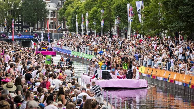 AMSTERDAM - Participants and spectators during the Canal Parade. The boat parade is traditionally part of the Pride celebrations in the capital. REMKO DE WAAL ANP netherlands out - belgium out  Copyright: xx x564684027x originalFilename: 564684027.jpg