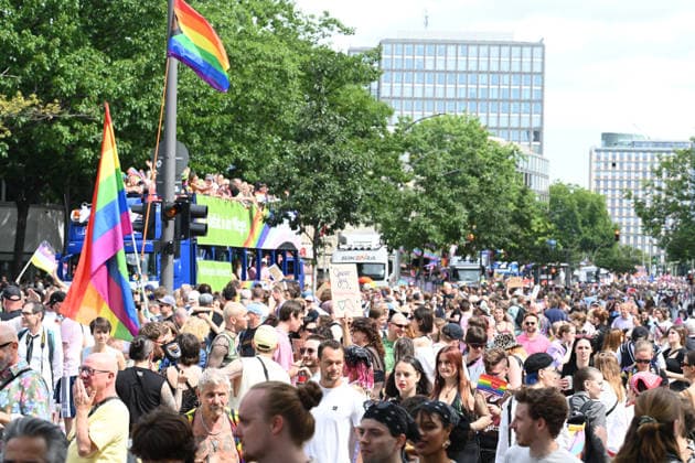 Christopher Street Day Hamburg 2026. Tausende Besucher beim CSD. Der Hamburger Christopher Street Day zieht bundesweit Aufmerksamkeit auf sich. Die Veranstalter erwarten Hunderttausende Teilnehmende. Mit 150 angemeldeten Gruppen ist es der bisher größte CSD in Hamburg, begleitet von einem erhöhten Sicherheitsaufgebot als im Vorjahr. Hamburg Niedersachsen Deutschland *** Christopher Street Day Hamburg 2026: Thousands of Visitors at CSD Hamburg’s Christopher Street Day is drawing nationwide attention. Organizers expect hundreds of thousands of participants. With 150 registered groups, it is the largest CSD in Hamburg to date, accompanied by a larger security presence than last year Hamburg Lower Saxony Germany Copyright: xdiebildwerftx