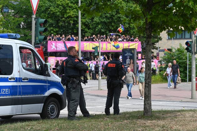 Christopher Street Day Hamburg 2026. Tausende Besucher beim CSD. Der Hamburger Christopher Street Day zieht bundesweit Aufmerksamkeit auf sich. Die Veranstalter erwarten Hunderttausende Teilnehmende. Mit 150 angemeldeten Gruppen ist es der bisher größte CSD in Hamburg, begleitet von einem erhöhten Sicherheitsaufgebot als im Vorjahr. Hamburg Niedersachsen Deutschland *** Christopher Street Day Hamburg 2026: Thousands of Visitors at CSD Hamburg’s Christopher Street Day is drawing nationwide attention. Organizers expect hundreds of thousands of participants. With 150 registered groups, it is the largest CSD in Hamburg to date, accompanied by a larger security presence than last year Hamburg Lower Saxony Germany Copyright: xdiebildwerftx