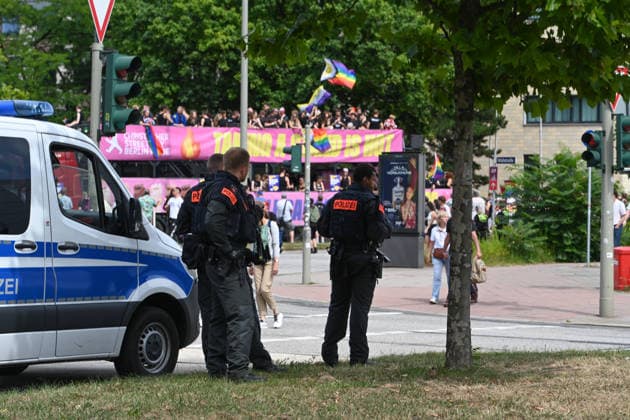 Christopher Street Day Hamburg 2026. Tausende Besucher beim CSD. Der Hamburger Christopher Street Day zieht bundesweit Aufmerksamkeit auf sich. Die Veranstalter erwarten Hunderttausende Teilnehmende. Mit 150 angemeldeten Gruppen ist es der bisher größte CSD in Hamburg, begleitet von einem erhöhten Sicherheitsaufgebot als im Vorjahr. Hamburg Niedersachsen Deutschland *** Christopher Street Day Hamburg 2026: Thousands of Visitors at CSD Hamburg’s Christopher Street Day is drawing nationwide attention. Organizers expect hundreds of thousands of participants. With 150 registered groups, it is the largest CSD in Hamburg to date, accompanied by a larger security presence than last year Hamburg Lower Saxony Germany Copyright: xdiebildwerftx