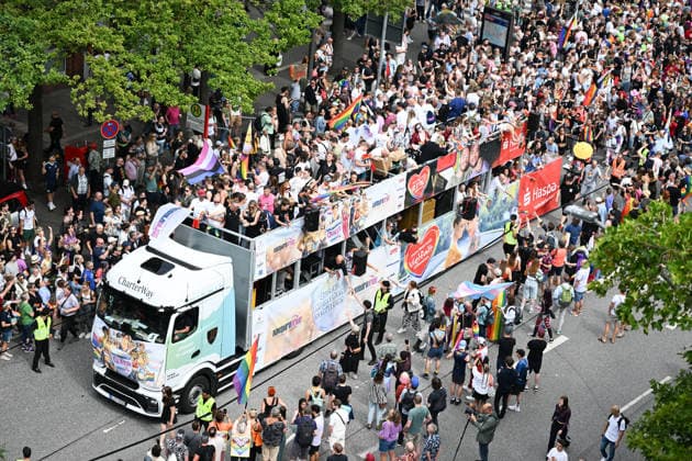 Christopher Street Day Hamburg 2026. Tausende Besucher beim CSD. Der Hamburger Christopher Street Day zieht bundesweit Aufmerksamkeit auf sich. Die Veranstalter erwarten Hunderttausende Teilnehmende. Mit 150 angemeldeten Gruppen ist es der bisher größte CSD in Hamburg, begleitet von einem erhöhten Sicherheitsaufgebot als im Vorjahr. Hamburg Niedersachsen Deutschland *** Christopher Street Day Hamburg 2026: Thousands of Visitors at CSD Hamburg’s Christopher Street Day is drawing nationwide attention. Organizers expect hundreds of thousands of participants. With 150 registered groups, it is the largest CSD in Hamburg to date, accompanied by a larger security presence than last year Hamburg Lower Saxony Germany Copyright: xdiebildwerftx