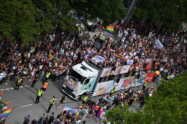 Christopher Street Day Hamburg 2026. Tausende Besucher beim CSD. Der Hamburger Christopher Street Day zieht bundesweit Aufmerksamkeit auf sich. Die Veranstalter erwarten Hunderttausende Teilnehmende. Mit 150 angemeldeten Gruppen ist es der bisher größte CSD in Hamburg, begleitet von einem erhöhten Sicherheitsaufgebot als im Vorjahr. Hamburg Niedersachsen Deutschland *** Christopher Street Day Hamburg 2026: Thousands of Visitors at CSD Hamburg’s Christopher Street Day is drawing nationwide attention. Organizers expect hundreds of thousands of participants. With 150 registered groups, it is the largest CSD in Hamburg to date, accompanied by a larger security presence than last year Hamburg Lower Saxony Germany Copyright: xdiebildwerftx