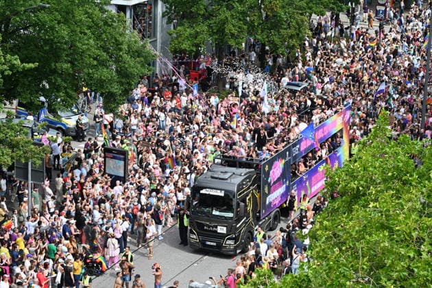 Christopher Street Day Hamburg 2026. Tausende Besucher beim CSD. Der Hamburger Christopher Street Day zieht bundesweit Aufmerksamkeit auf sich. Die Veranstalter erwarten Hunderttausende Teilnehmende. Mit 150 angemeldeten Gruppen ist es der bisher größte CSD in Hamburg, begleitet von einem erhöhten Sicherheitsaufgebot als im Vorjahr. Hamburg Niedersachsen Deutschland *** Christopher Street Day Hamburg 2026: Thousands of Visitors at CSD Hamburg’s Christopher Street Day is drawing nationwide attention. Organizers expect hundreds of thousands of participants. With 150 registered groups, it is the largest CSD in Hamburg to date, accompanied by a larger security presence than last year Hamburg Lower Saxony Germany Copyright: xdiebildwerftx