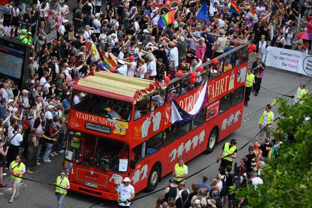 Christopher Street Day Hamburg 2026. Tausende Besucher beim CSD. Der Hamburger Christopher Street Day zieht bundesweit Aufmerksamkeit auf sich. Die Veranstalter erwarten Hunderttausende Teilnehmende. Mit 150 angemeldeten Gruppen ist es der bisher größte CSD in Hamburg, begleitet von einem erhöhten Sicherheitsaufgebot als im Vorjahr. Hamburg Niedersachsen Deutschland *** Christopher Street Day Hamburg 2026: Thousands of Visitors at CSD Hamburg’s Christopher Street Day is drawing nationwide attention. Organizers expect hundreds of thousands of participants. With 150 registered groups, it is the largest CSD in Hamburg to date, accompanied by a larger security presence than last year Hamburg Lower Saxony Germany Copyright: xdiebildwerftx
