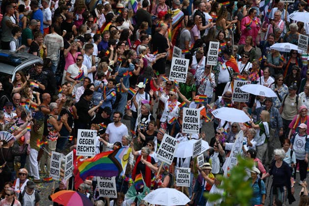 Christopher Street Day Hamburg 2026. Tausende Besucher beim CSD. Der Hamburger Christopher Street Day zieht bundesweit Aufmerksamkeit auf sich. Die Veranstalter erwarten Hunderttausende Teilnehmende. Mit 150 angemeldeten Gruppen ist es der bisher größte CSD in Hamburg, begleitet von einem erhöhten Sicherheitsaufgebot als im Vorjahr. Hamburg Niedersachsen Deutschland *** Christopher Street Day Hamburg 2026: Thousands of Visitors at CSD Hamburg’s Christopher Street Day is drawing nationwide attention. Organizers expect hundreds of thousands of participants. With 150 registered groups, it is the largest CSD in Hamburg to date, accompanied by a larger security presence than last year Hamburg Lower Saxony Germany Copyright: xdiebildwerftx