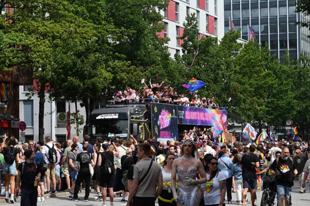 Christopher Street Day Hamburg 2026. Tausende Besucher beim CSD. Der Hamburger Christopher Street Day zieht bundesweit Aufmerksamkeit auf sich. Die Veranstalter erwarten Hunderttausende Teilnehmende. Mit 150 angemeldeten Gruppen ist es der bisher größte CSD in Hamburg, begleitet von einem erhöhten Sicherheitsaufgebot als im Vorjahr. Hamburg Niedersachsen Deutschland *** Christopher Street Day Hamburg 2026: Thousands of Visitors at CSD Hamburg’s Christopher Street Day is drawing nationwide attention. Organizers expect hundreds of thousands of participants. With 150 registered groups, it is the largest CSD in Hamburg to date, accompanied by a larger security presence than last year Hamburg Lower Saxony Germany Copyright: xdiebildwerftx