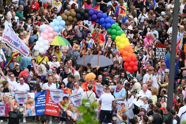 Christopher Street Day Hamburg 2026. Tausende Besucher beim CSD. Der Hamburger Christopher Street Day zieht bundesweit Aufmerksamkeit auf sich. Die Veranstalter erwarten Hunderttausende Teilnehmende. Mit 150 angemeldeten Gruppen ist es der bisher größte CSD in Hamburg, begleitet von einem erhöhten Sicherheitsaufgebot als im Vorjahr. Hamburg Niedersachsen Deutschland *** Christopher Street Day Hamburg 2026: Thousands of Visitors at CSD Hamburg’s Christopher Street Day is drawing nationwide attention. Organizers expect hundreds of thousands of participants. With 150 registered groups, it is the largest CSD in Hamburg to date, accompanied by a larger security presence than last year Hamburg Lower Saxony Germany Copyright: xdiebildwerftx