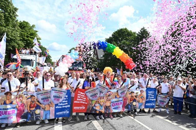 Christopher Street Day Hamburg 2026. Pünktlich um 12 Uhr wurde der CSD eröffnet. Der Hamburger Christopher Street Day zieht bundesweit Aufmerksamkeit auf sich. Die Veranstalter erwarten Hunderttausende Teilnehmende. Mit 150 angemeldeten Gruppen ist es der bisher größte CSD in Hamburg, begleitet von einem erhöhten Sicherheitsaufgebot als im Vorjahr. Hamburg Niedersachsen Deutschland *** Christopher Street Day Hamburg 2026: CSD kicked off right on time at 12 noon. Hamburg’s Christopher Street Day is drawing nationwide attention. Organizers expect hundreds of thousands of participants. With 150 registered groups, it is the largest CSD in Hamburg to date, accompanied by a larger security presence than last year Hamburg Lower Saxony Germa Copyright: xdiebildwerftx