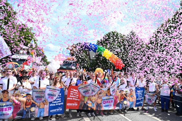 Christopher Street Day Hamburg 2026. Pünktlich um 12 Uhr wurde der CSD eröffnet. Der Hamburger Christopher Street Day zieht bundesweit Aufmerksamkeit auf sich. Die Veranstalter erwarten Hunderttausende Teilnehmende. Mit 150 angemeldeten Gruppen ist es der bisher größte CSD in Hamburg, begleitet von einem erhöhten Sicherheitsaufgebot als im Vorjahr. Hamburg Niedersachsen Deutschland *** Christopher Street Day Hamburg 2026: CSD kicked off right on time at 12 noon. Hamburg’s Christopher Street Day is drawing nationwide attention. Organizers expect hundreds of thousands of participants. With 150 registered groups, it is the largest CSD in Hamburg to date, accompanied by a larger security presence than last year Hamburg Lower Saxony Germa Copyright: xdiebildwerftx