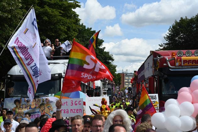 Christopher Street Day Hamburg 2026. Tausende Besucher beim CSD. Der Hamburger Christopher Street Day zieht bundesweit Aufmerksamkeit auf sich. Die Veranstalter erwarten Hunderttausende Teilnehmende. Mit 150 angemeldeten Gruppen ist es der bisher größte CSD in Hamburg, begleitet von einem erhöhten Sicherheitsaufgebot als im Vorjahr. Hamburg Niedersachsen Deutschland *** Christopher Street Day Hamburg 2026 Thousands of Visitors at CSD Hamburg’s Christopher Street Day is drawing nationwide attention. Organizers expect hundreds of thousands of participants. With 150 registered groups, it is the largest CSD in Hamburg to date, accompanied by a larger security presence than last year Hamburg Lower Saxony Germany Copyright: xdiebildwerftx