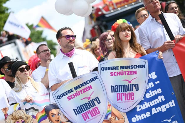 Christopher Street Day Hamburg 2026. Ricarda Lang 2von li. Bundesvorsitzende von Bündnis 90 Die Grünen läuft beim CSD mit. Der Hamburger Christopher Street Day zieht bundesweit Aufmerksamkeit auf sich. Die Veranstalter erwarten Hunderttausende Teilnehmende. Mit 150 angemeldeten Gruppen ist es der bisher größte CSD in Hamburg, begleitet von einem erhöhten Sicherheitsaufgebot als im Vorjahr. Hamburg Niedersachsen Deutschland *** Christopher Street Day Hamburg 2026 Ricarda Lang, 2nd from left, Federal Chair of Alliance 90 The Greens, marches in the CSD. Hamburg’s Christopher Street Day is drawing nationwide attention. Organizers expect hundreds of thousands of participants. With 150 registered groups, it is the largest CSD to date in H Copyright: xdiebildwerftx