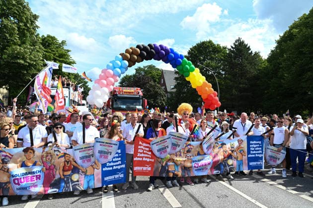 Christopher Street Day Hamburg 2026. Pünktlich um 12 Uhr wurde der CSD eröffnet. Der Hamburger Christopher Street Day zieht bundesweit Aufmerksamkeit auf sich. Die Veranstalter erwarten Hunderttausende Teilnehmende. Mit 150 angemeldeten Gruppen ist es der bisher größte CSD in Hamburg, begleitet von einem erhöhten Sicherheitsaufgebot als im Vorjahr. Hamburg Niedersachsen Deutschland *** Christopher Street Day Hamburg 2026: CSD kicked off right on time at 12 p.m. Hamburg’s Christopher Street Day is drawing nationwide attention. Organizers expect hundreds of thousands of participants. With 150 registered groups, it is the largest CSD in Hamburg to date, accompanied by a larger security presence than last year Hamburg Lower Saxony German Copyright: xdiebildwerftx