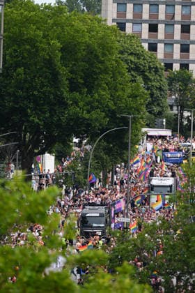 Christopher Street Day Hamburg 2026. Tausende Besucher beim CSD. Der Hamburger Christopher Street Day zieht bundesweit Aufmerksamkeit auf sich. Die Veranstalter erwarten Hunderttausende Teilnehmende. Mit 150 angemeldeten Gruppen ist es der bisher größte CSD in Hamburg, begleitet von einem erhöhten Sicherheitsaufgebot als im Vorjahr. Hamburg Niedersachsen Deutschland *** Christopher Street Day Hamburg 2026: Thousands of Visitors at CSD Hamburg’s Christopher Street Day is drawing nationwide attention. Organizers expect hundreds of thousands of participants. With 150 registered groups, it is the largest CSD in Hamburg to date, accompanied by a larger security presence than last year Hamburg Lower Saxony Germany Copyright: xdiebildwerftx
