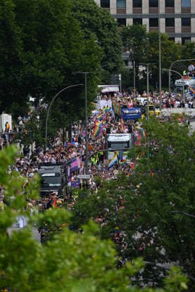 Christopher Street Day Hamburg 2026. Tausende Besucher beim CSD. Der Hamburger Christopher Street Day zieht bundesweit Aufmerksamkeit auf sich. Die Veranstalter erwarten Hunderttausende Teilnehmende. Mit 150 angemeldeten Gruppen ist es der bisher größte CSD in Hamburg, begleitet von einem erhöhten Sicherheitsaufgebot als im Vorjahr. Hamburg Niedersachsen Deutschland *** Christopher Street Day Hamburg 2026: Thousands of Visitors at CSD Hamburg’s Christopher Street Day is drawing nationwide attention. Organizers expect hundreds of thousands of participants. With 150 registered groups, it is the largest CSD in Hamburg to date, accompanied by a larger security presence than last year Hamburg Lower Saxony Germany Copyright: xdiebildwerftx