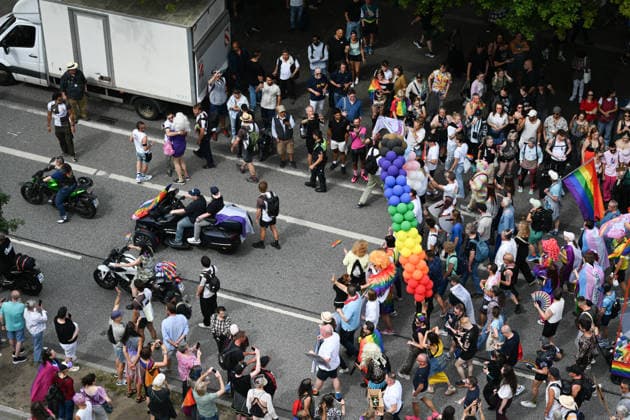 Christopher Street Day Hamburg 2026. Tausende Besucher beim CSD. Der Hamburger Christopher Street Day zieht bundesweit Aufmerksamkeit auf sich. Die Veranstalter erwarten Hunderttausende Teilnehmende. Mit 150 angemeldeten Gruppen ist es der bisher größte CSD in Hamburg, begleitet von einem erhöhten Sicherheitsaufgebot als im Vorjahr. Hamburg Niedersachsen Deutschland *** Christopher Street Day Hamburg 2026: Thousands of Visitors at CSD Hamburg’s Christopher Street Day is drawing nationwide attention. Organizers expect hundreds of thousands of participants. With 150 registered groups, it is the largest CSD in Hamburg to date, accompanied by a larger security presence than last year Hamburg Lower Saxony Germany Copyright: xdiebildwerftx