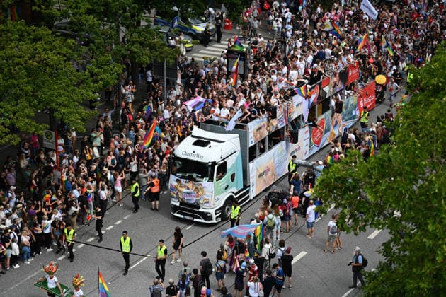 Christopher Street Day Hamburg 2026. Tausende Besucher beim CSD. Der Hamburger Christopher Street Day zieht bundesweit Aufmerksamkeit auf sich. Die Veranstalter erwarten Hunderttausende Teilnehmende. Mit 150 angemeldeten Gruppen ist es der bisher größte CSD in Hamburg, begleitet von einem erhöhten Sicherheitsaufgebot als im Vorjahr. Hamburg Niedersachsen Deutschland *** Christopher Street Day Hamburg 2026: Thousands of Visitors at CSD Hamburg’s Christopher Street Day is drawing nationwide attention. Organizers expect hundreds of thousands of participants. With 150 registered groups, it is the largest CSD in Hamburg to date, accompanied by a larger security presence than last year Hamburg Lower Saxony Germany Copyright: xdiebildwerftx