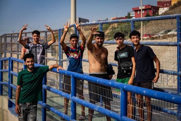 August 1, 2026, Ceuta, Spain: CEUTA, SPAIN - AUGUST 1, 2026: Migrants who remained in Ceuta cross back into Morocco through the Tarajal border crossing during the early morning hours. Ceuta Spain - ZUMAq101 20260801_zna_q101_094 Copyright: xSamuelxVegax