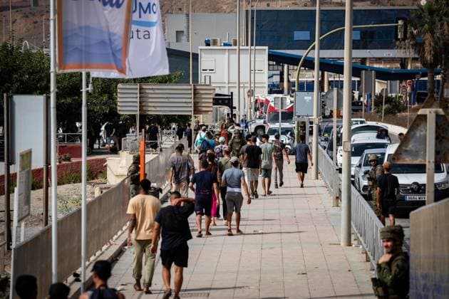 August 1, 2026, Ceuta, Spain: CEUTA, SPAIN - AUGUST 1, 2026: Migrants who remained in Ceuta cross back into Morocco through the Tarajal border crossing during the early morning hours. Ceuta Spain - ZUMAq101 20260801_zna_q101_102 Copyright: xSamuelxVegax