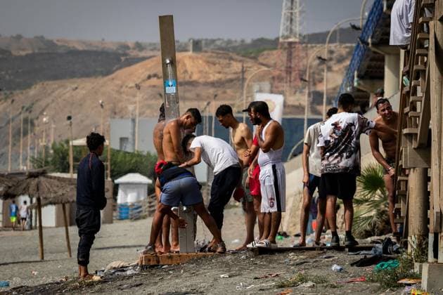 August 1, 2026, Ceuta, Spain: CEUTA, SPAIN - AUGUST 1, 2026: Migrants who remained in Ceuta cross back into Morocco through the Tarajal border crossing during the early morning hours. Ceuta Spain - ZUMAq101 20260801_zna_q101_109 Copyright: xSamuelxVegax