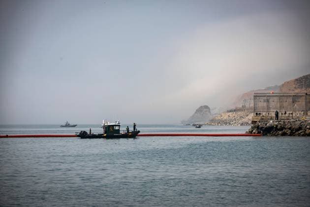 August 1, 2026, Ceuta, Spain: CEUTA, SPAIN - AUGUST 1, 2026: Workers install a 500-meter-long pneumatic barrier at the maritime border of Tarajal in Ceuta. The device features a surface height of 30 to 70 centimeters and a submerged section of up to one meter deep, designed to block swimming entries across the border. Ceuta Spain - ZUMAq101 20260801_zna_q101_111 Copyright: xSamuelxVegax