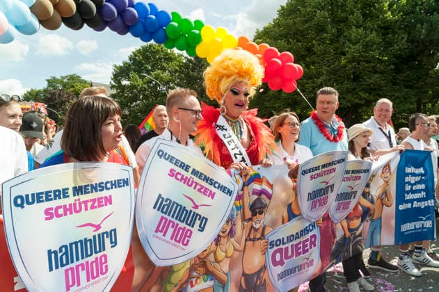 Start der Demonstration 20260801ad917 20260801ad917 Christopher Street Day Hamburg 2026 CSD Pride Week, Vielfalt, Gleichberechtigung, Regenbogen, Akzeptanz, Toleranz, Menschenrechte, Solidarität, Sichtbarkeit, Community, Liebe, Freiheit, Protest, Aktivismus, Gleichstellung, Inklusion, Stolz, sexuelle Orientierung, Flagge, Fahne Diversität, LGBTQIA+, Zusammenhalt, Unterstützung, Pride-Bewegung, Hamburg Hamburg Deutschland Germany *** Start of the demonstration 20260801ad917 20260801ad917 Christopher Street Day Hamburg 2026 CSD Pride Week, Diversity, Equality, Rainbow, Acceptance, Tolerance, Human Rights, Solidarity, Visibility, Community, Love, Freedom, Protest, Activism, Equity, Inclusion, Pride, Sexual Orientation, Flag, Diversity, L Copyright: xAchimxDuwentästerx