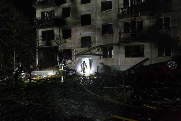 Russian attack damages apartment block in Kyiv™s Solomianskyi district State Emergency Service workers enter a five-storey apartment block that was partially destroyed in an overnight Russian strike in the Solomianskyi district, Kyiv, Ukraine, August 1, 2026. The attack caused partial collapse and fire in the building. Rescue workers evacuated 35 residents from the upper floors. Two people were killed and eight injured., Credit:Kyrylo Chubotin Ukrinform Avalon Ukraine, Kyiv  Copyright: xKyryloxChubotinx xUkrinformx xAvalonx 1120092255