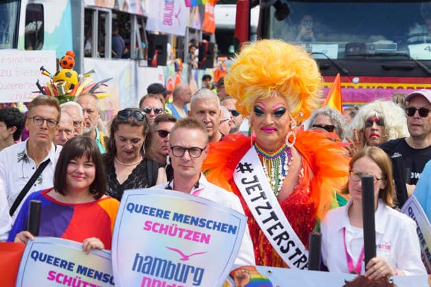 CNTV CSDHH- Ricarda Lang Gruene Bundestagsabgeordnete Matthias Miersch (SPD), Vorsitzende der SPD-Bundestagsfraktion, Katharina Fegebank Gruene Zweite Bürgermeisterin Olivia Jones, Drag Queen, Teilnehmer auf der Strasse Strassenumzug beim Christopher Street Day Hamburg kurz CSD Hamburg, ist eine jaehrliche queere Demonstration in Hamburg 01.08.2026 Hamburg Deutschland *** CNTV CSDHH Ricarda Lang, Green Party Member of the Bundestag; Matthias Miersch, SPD, Chair of the SPD parliamentary group in the Bundestag; Katharina Fegebank (Greens), Deputy Mayor; Olivia Jones, drag queen; participants on the street during the street parade at Christopher Street Day Hamburg (CSD Hamburg for short), an annual queer demonstration in Hamburg, August 1,
