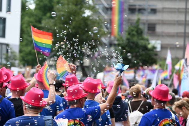 Christopher Street Day Hamburg 2026. Tausende Besucher beim CSD. Der Hamburger Christopher Street Day zieht bundesweit Aufmerksamkeit auf sich. Die Veranstalter erwarten Hunderttausende Teilnehmende. Mit 150 angemeldeten Gruppen ist es der bisher größte CSD in Hamburg, begleitet von einem erhöhten Sicherheitsaufgebot als im Vorjahr. Hamburg Niedersachsen Deutschland *** Christopher Street Day Hamburg 2026: Thousands of Visitors at CSD Hamburg’s Christopher Street Day is drawing nationwide attention. Organizers expect hundreds of thousands of participants. With 150 registered groups, it is the largest CSD in Hamburg to date, accompanied by a larger security presence than last year Hamburg Lower Saxony Germany Copyright: xdiebildwerftx