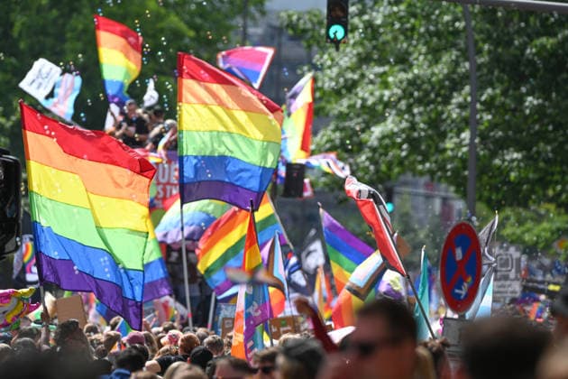 Christopher Street Day Hamburg 2026. Tausende Besucher beim CSD. Der Hamburger Christopher Street Day zieht bundesweit Aufmerksamkeit auf sich. Die Veranstalter erwarten Hunderttausende Teilnehmende. Mit 150 angemeldeten Gruppen ist es der bisher größte CSD in Hamburg, begleitet von einem erhöhten Sicherheitsaufgebot als im Vorjahr. Hamburg Niedersachsen Deutschland *** Christopher Street Day Hamburg 2026: Thousands of Visitors at CSD Hamburg’s Christopher Street Day is drawing nationwide attention. Organizers expect hundreds of thousands of participants. With 150 registered groups, it is the largest CSD in Hamburg to date, accompanied by a larger security presence than last year Hamburg Lower Saxony Germany Copyright: xdiebildwerftx